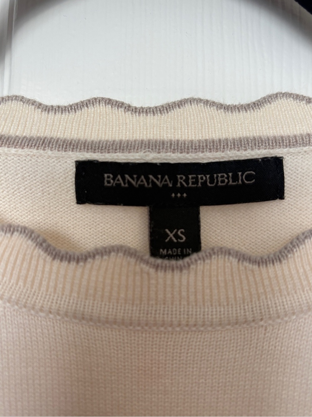 Banana Republic Ivory Scallop Trim Crewneck Sweater XS Soft Knit Classic - Picture 4 of 6